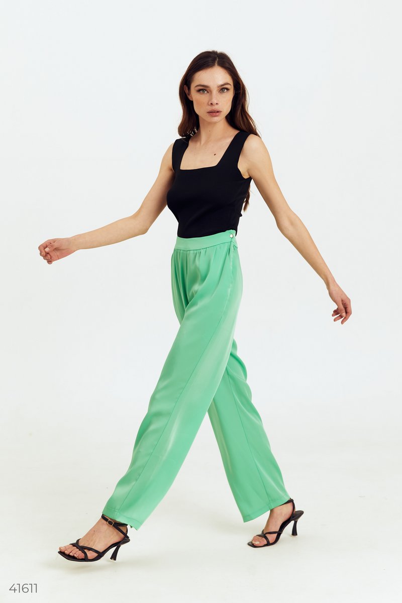 Атласные зеленые брюки
