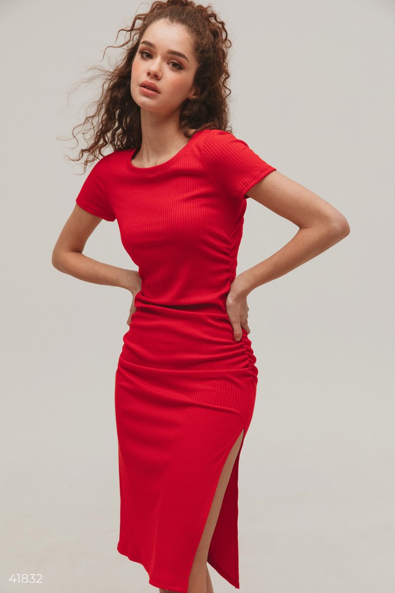 

Красное трикотажное платье с драпировкой