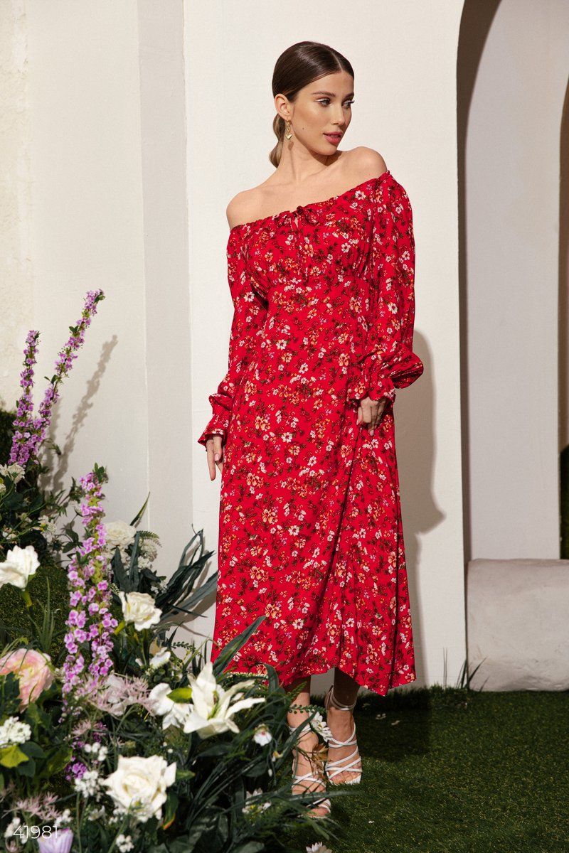 Червона квіткова сукня з розрізом