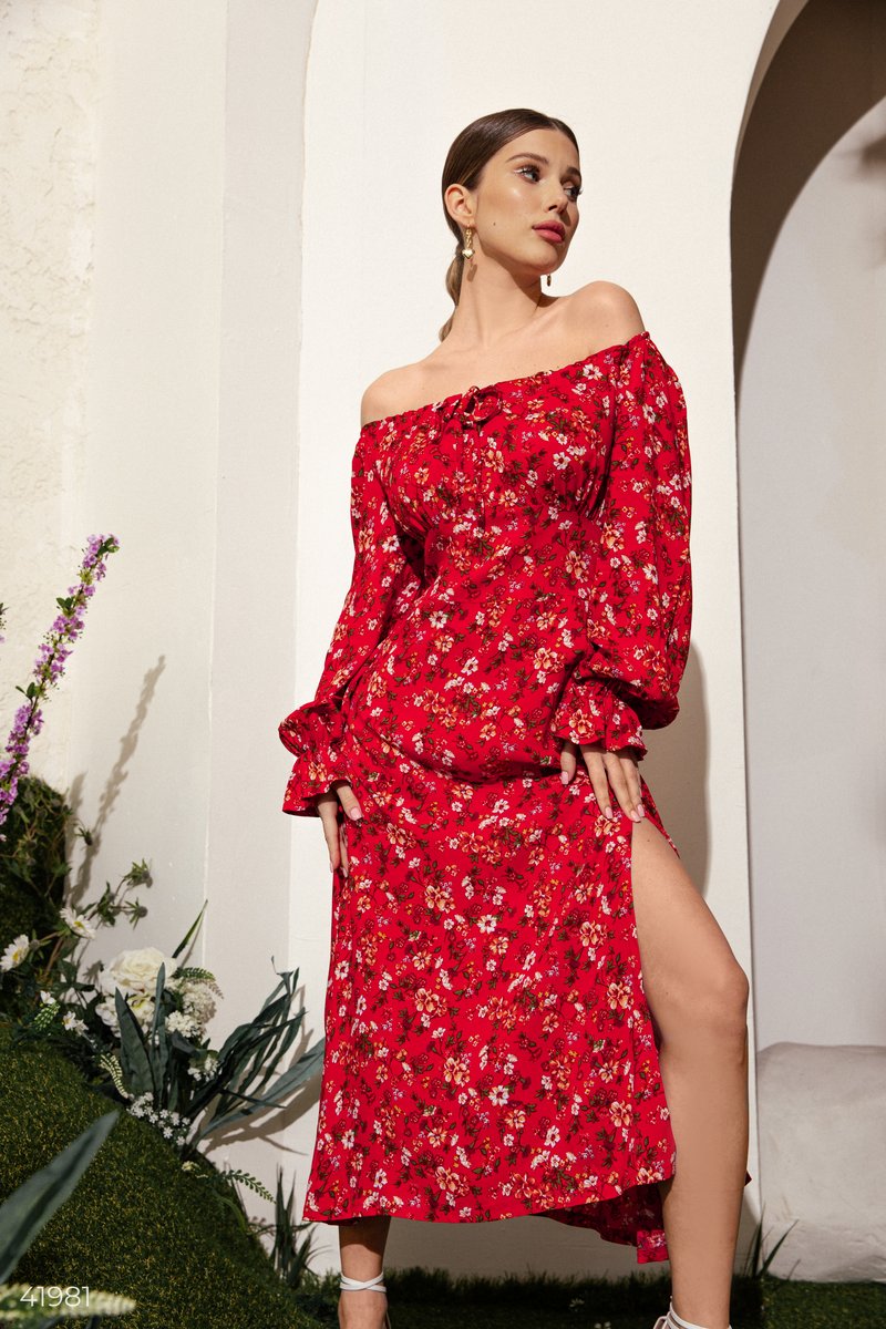 Красное цветочное платье с разрезом