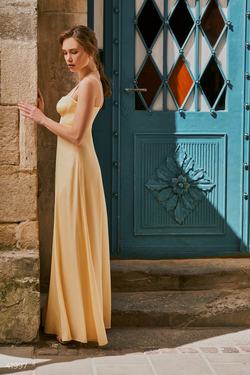 Шелковое платье лимонного цвета фотография 2