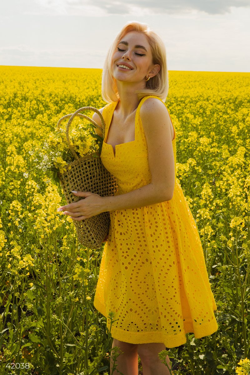 Желтое ажурное платье фотография 2