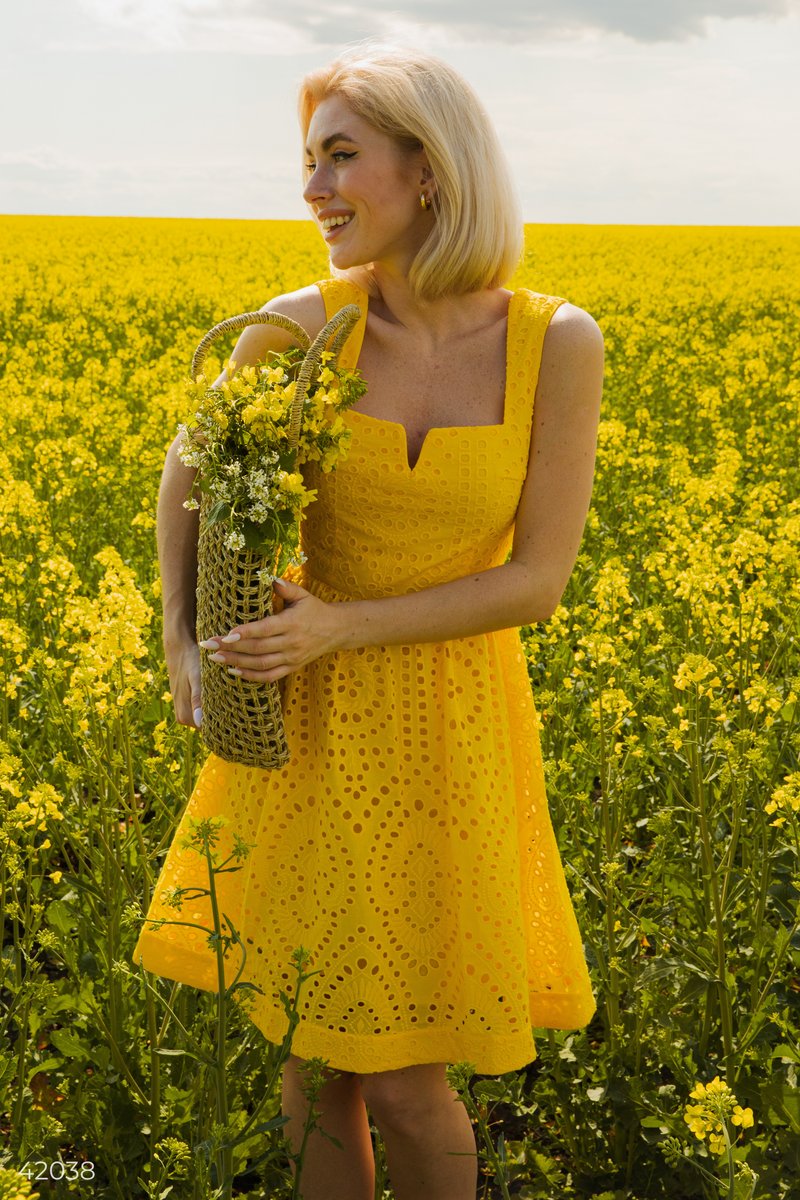 Желтое ажурное платье фотография 3