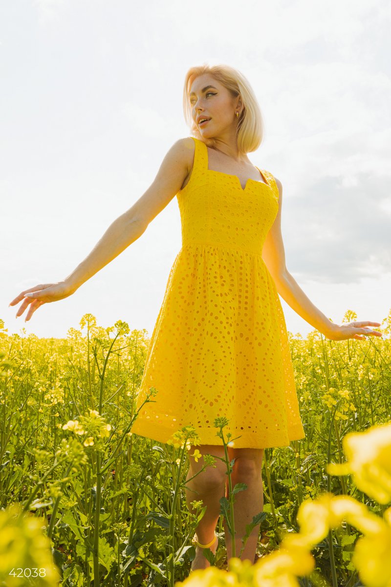 Желтое ажурное платье фотография 4