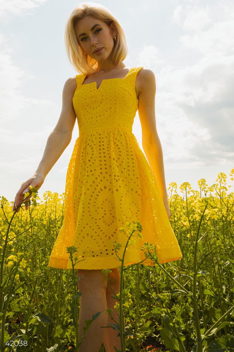 Желтое ажурное платье фотография 5