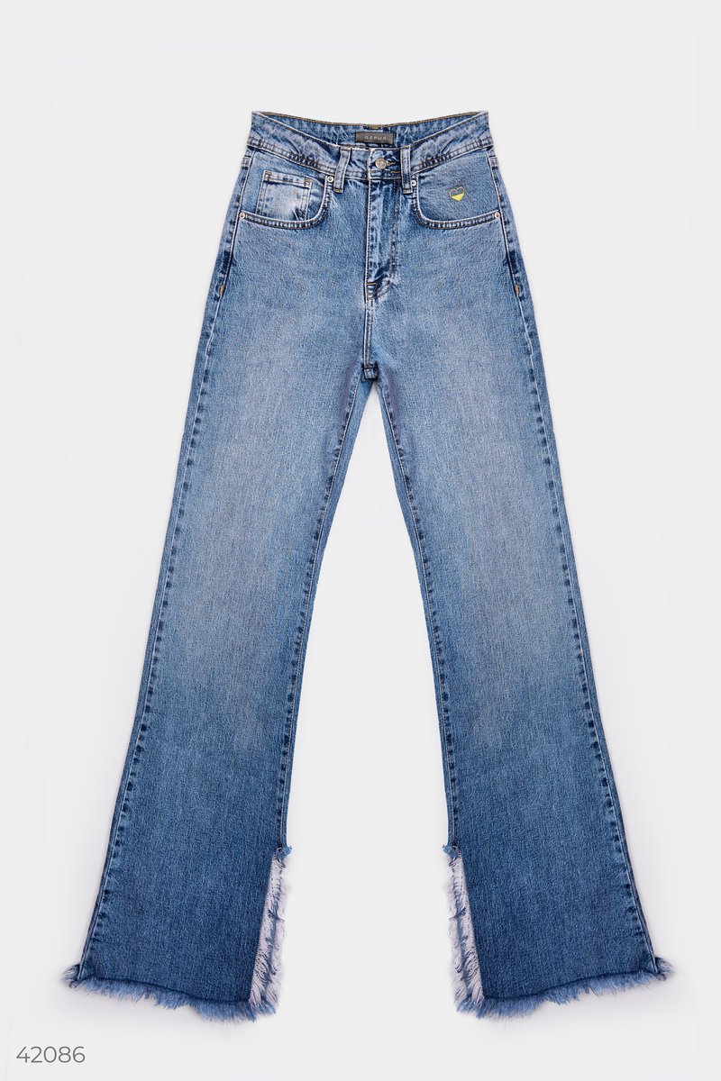 

Расклешенные джинсы с актуальной вышивкой