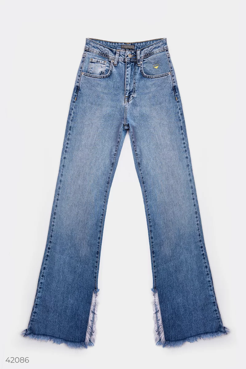 Розкльошені джинси з актуальною вишивкою фотографія 1