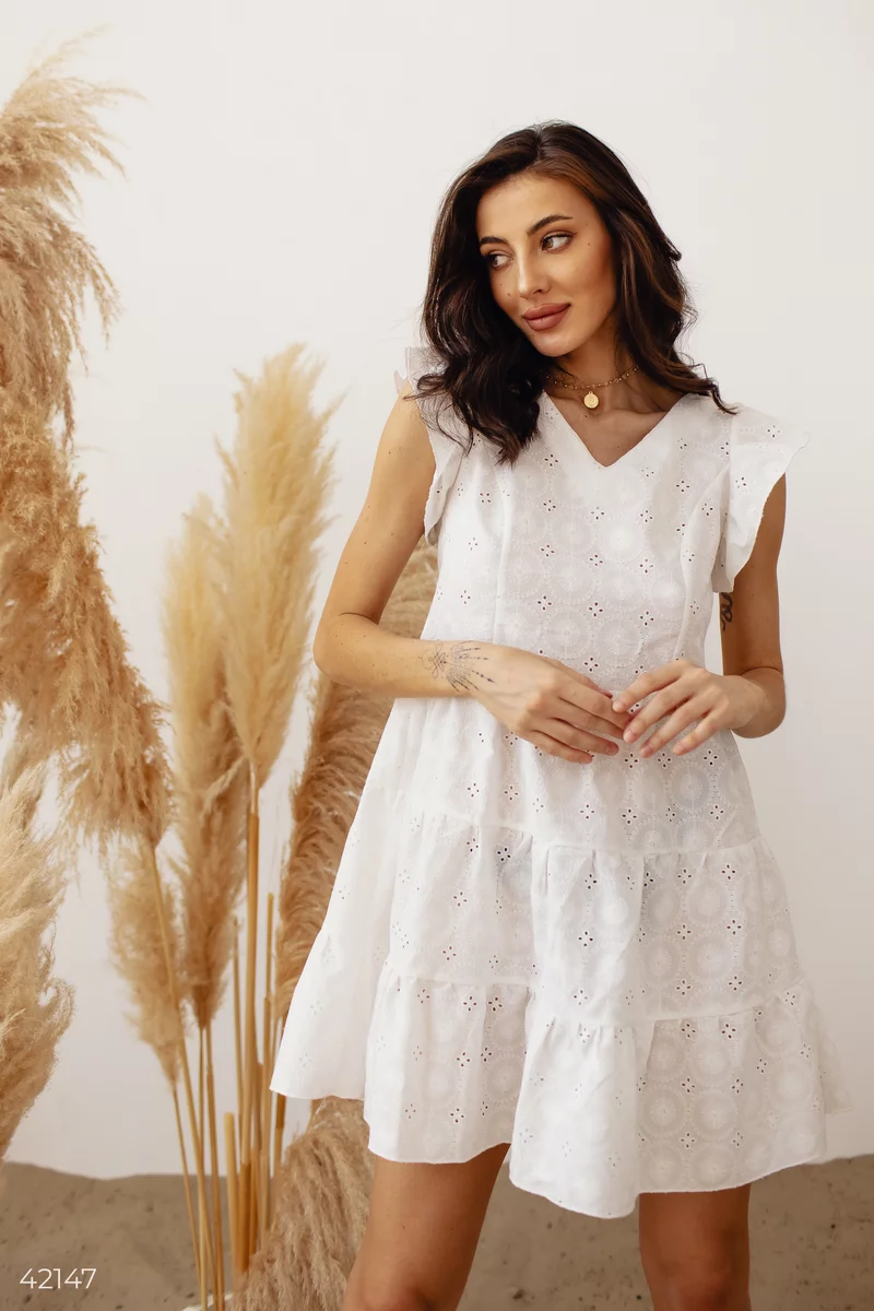 Белое платье с вышивкой фотография 1