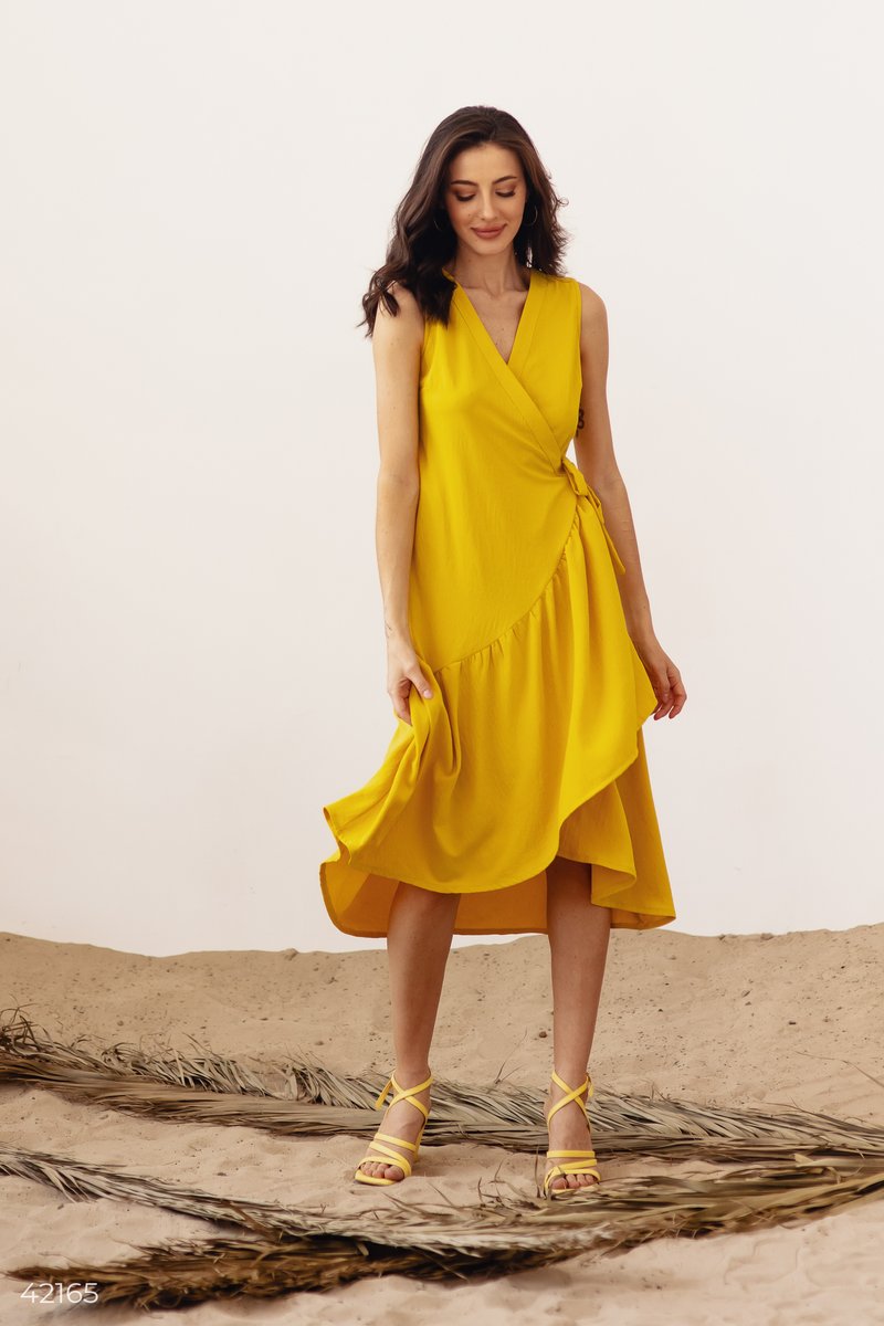 Желтое асимметричное платье