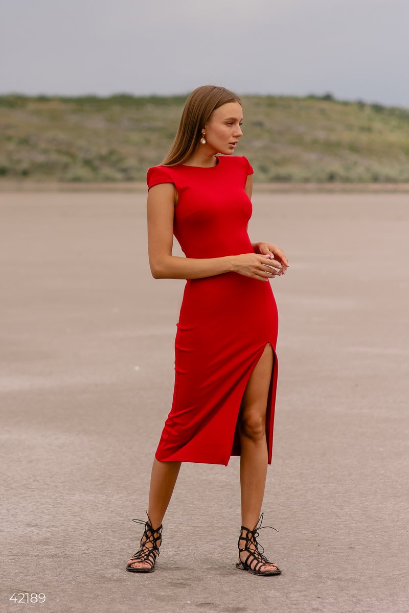 

Ефектна червона сукня