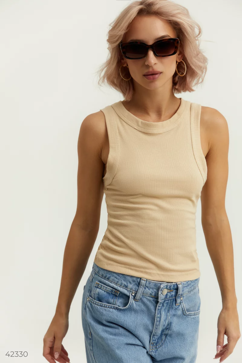 Beige T-shirt with a small scar photo 1