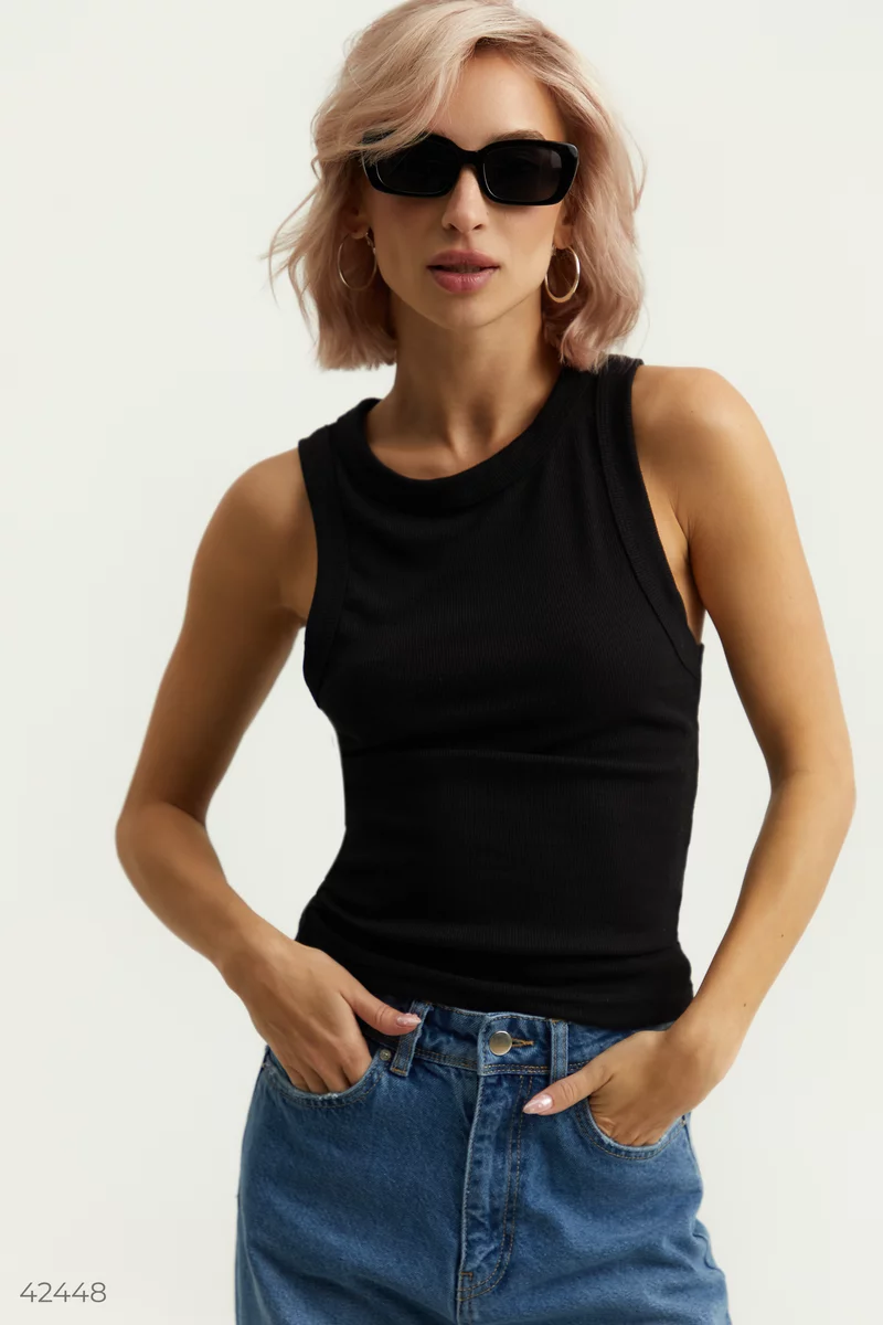 Black T-shirt with a small scar photo 2