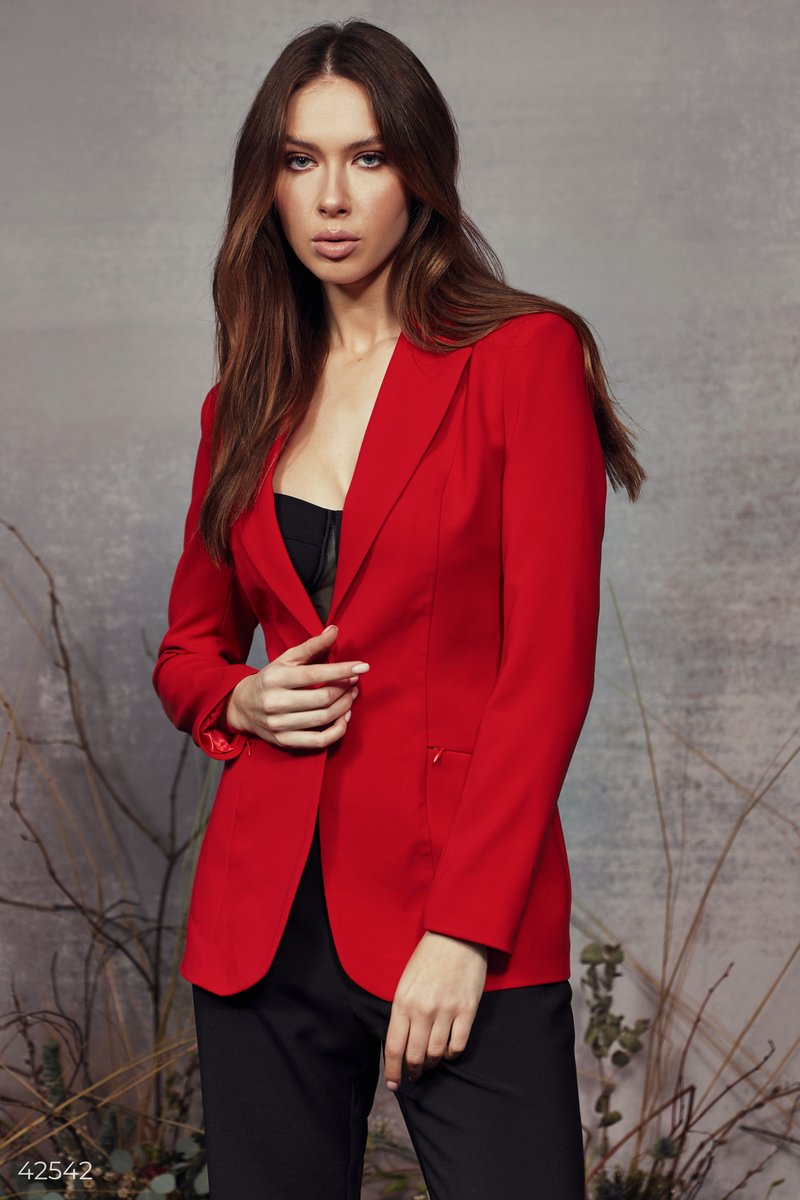 Приталенный красный пиджак