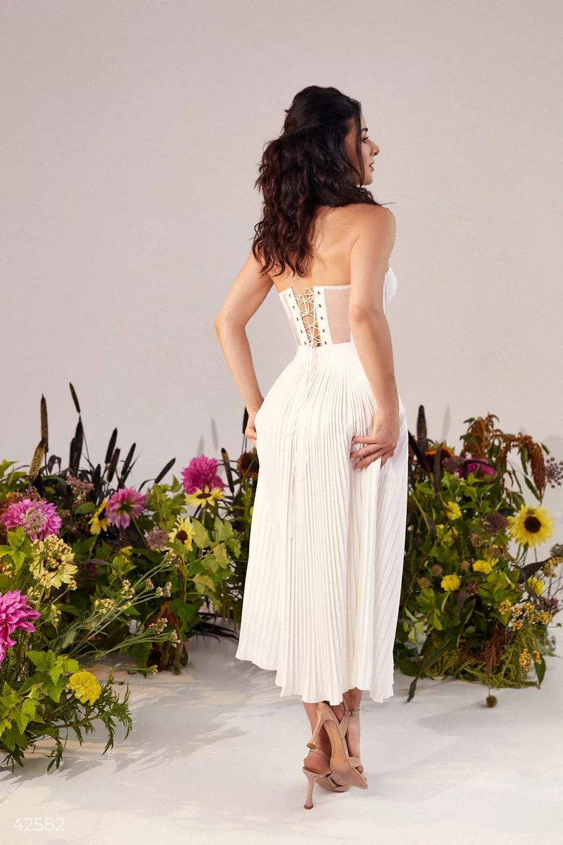 Белая плиссированная юбка в длине макси фотография 5