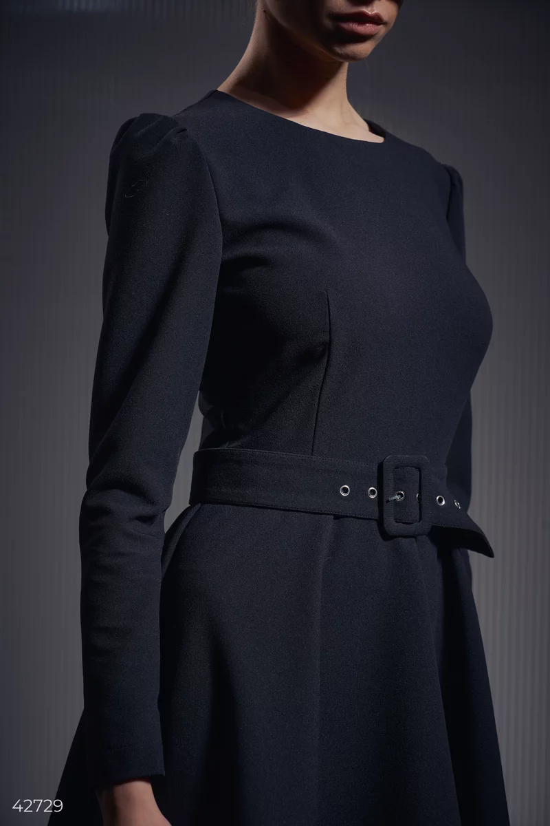 Лаконичное черное платье с поясом фотография 3