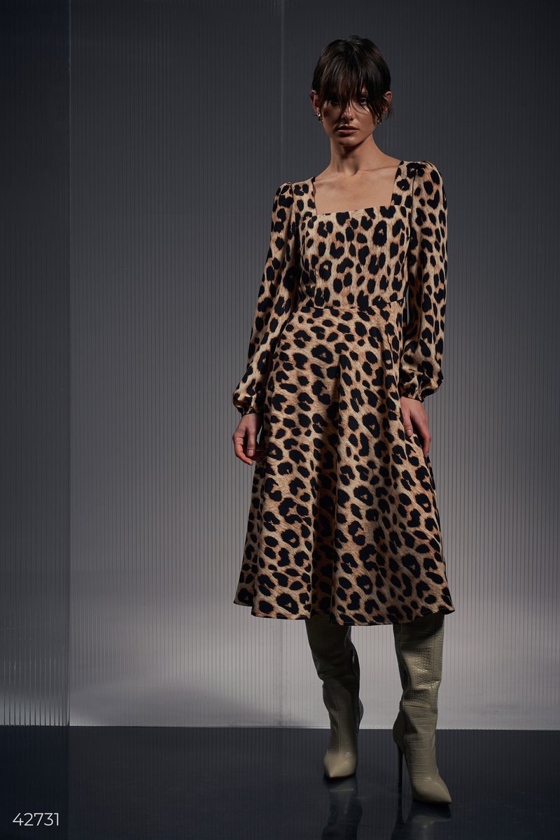Приталенное платье в леопардовый принт фотография 1