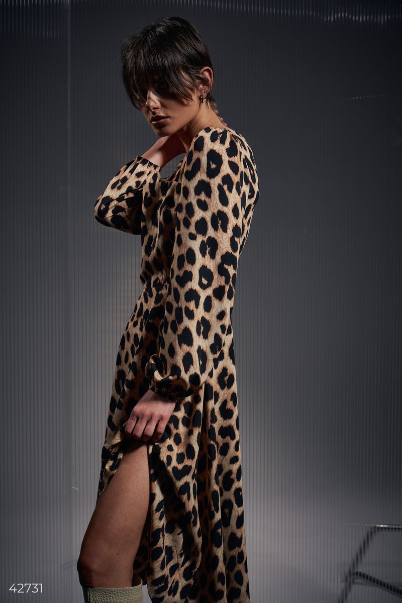 Приталенное платье в леопардовый принт фотография 2