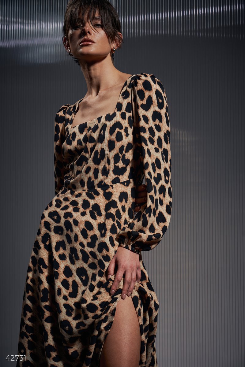 Приталенное платье в леопардовый принт фотография 3