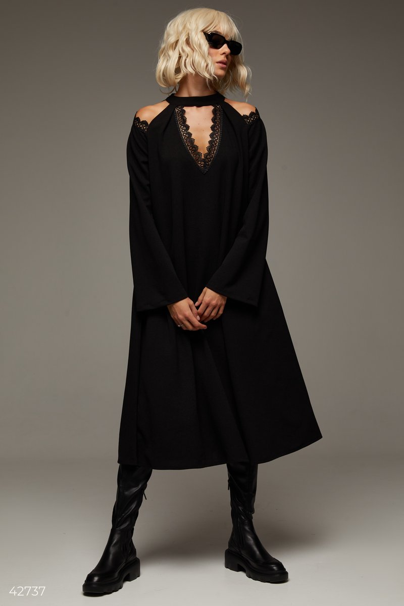 Черное платье с кружевными вставками