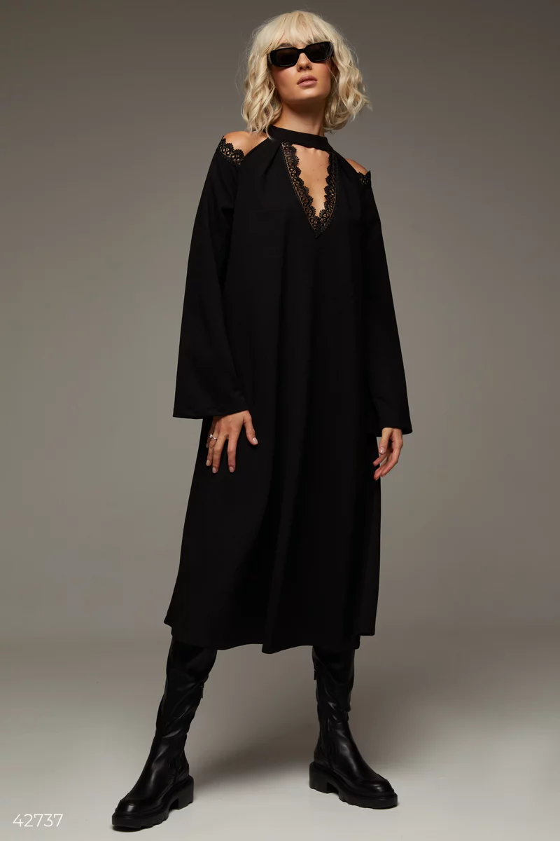 Черное платье с кружевными вставками фотография 3