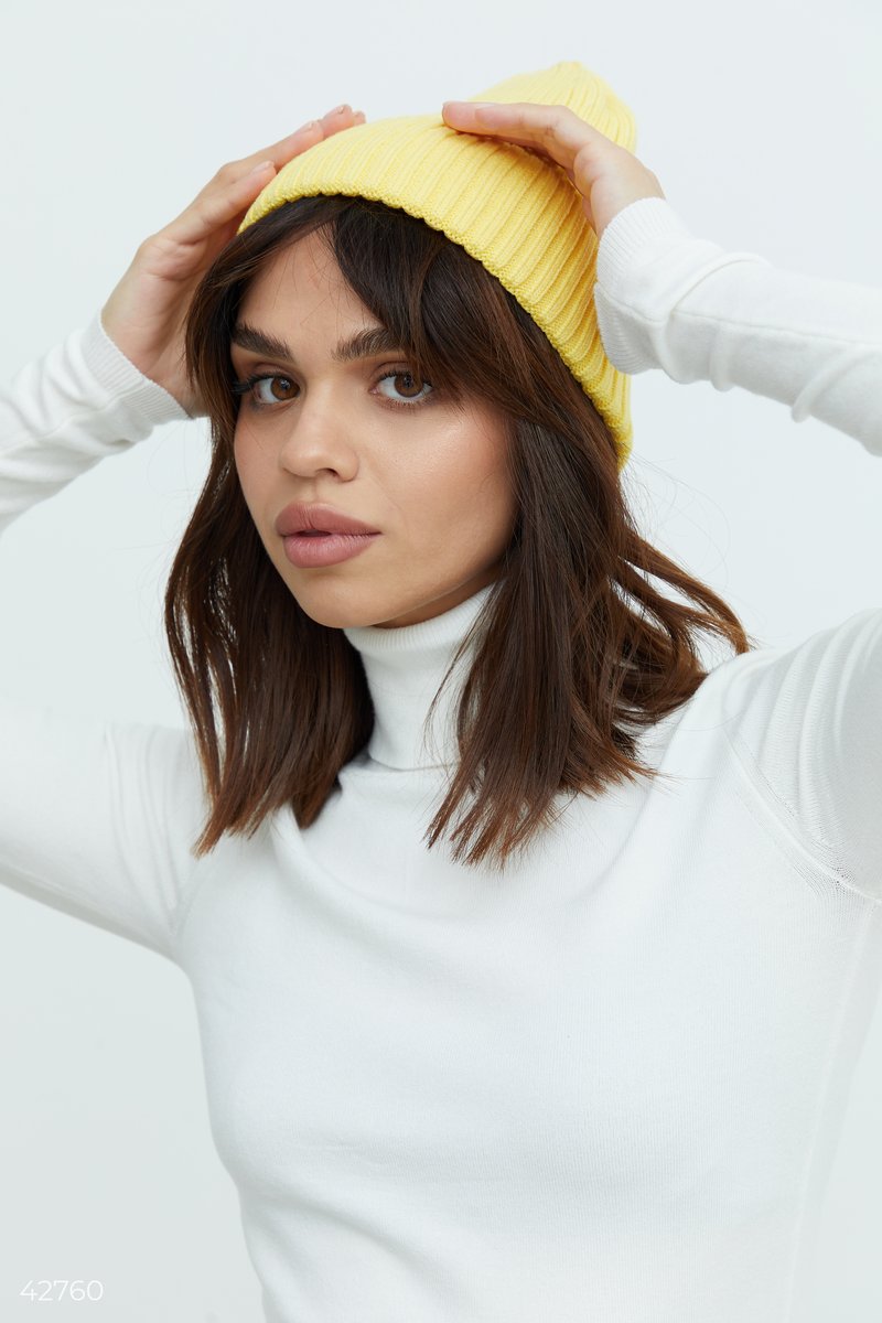 Bright hat with a wide lapel