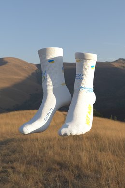 Молочные носки с принтом 'Незалежна' фотография 1