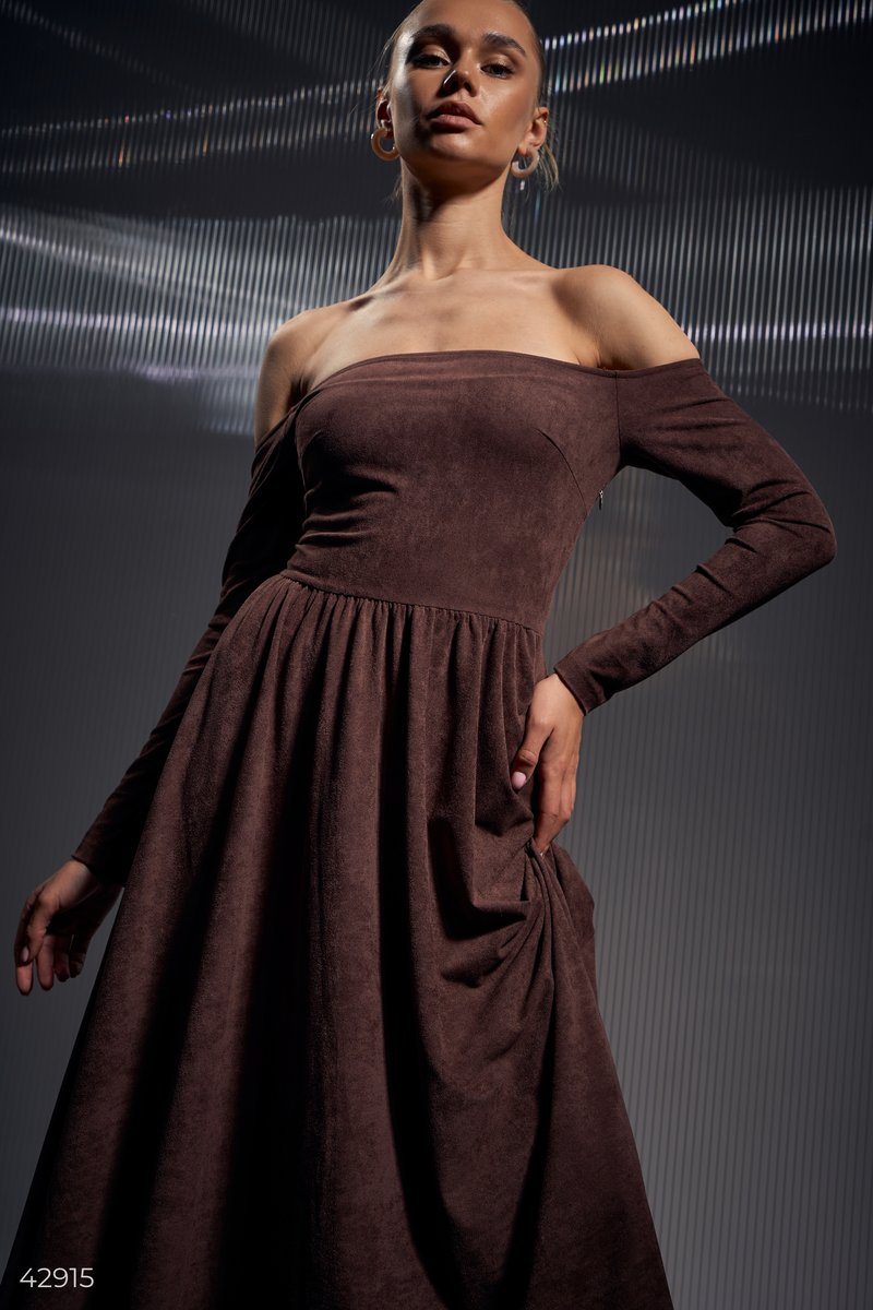 Платье с открытыми плечами в шоколадном оттенке