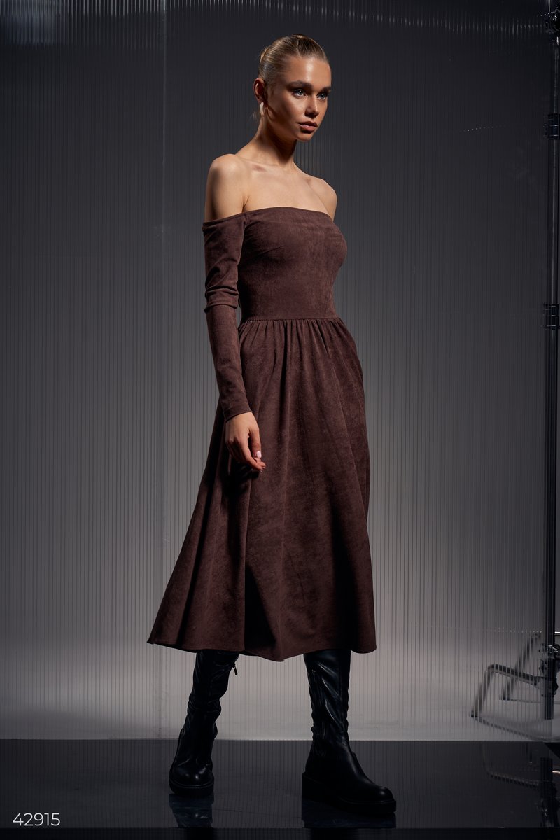 Off-the-shoulder dress in chocolate