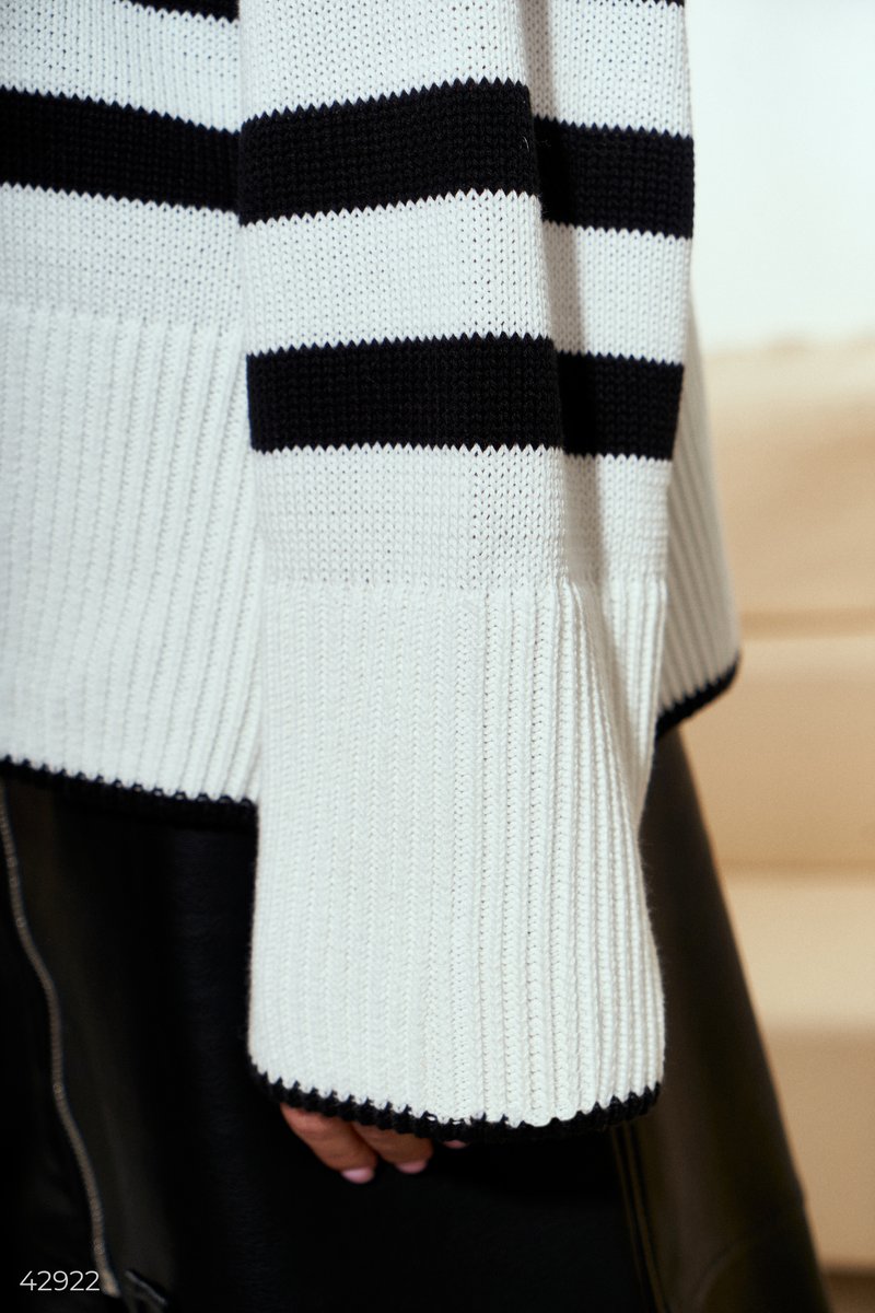 Knitted sweater made of mixed jersey