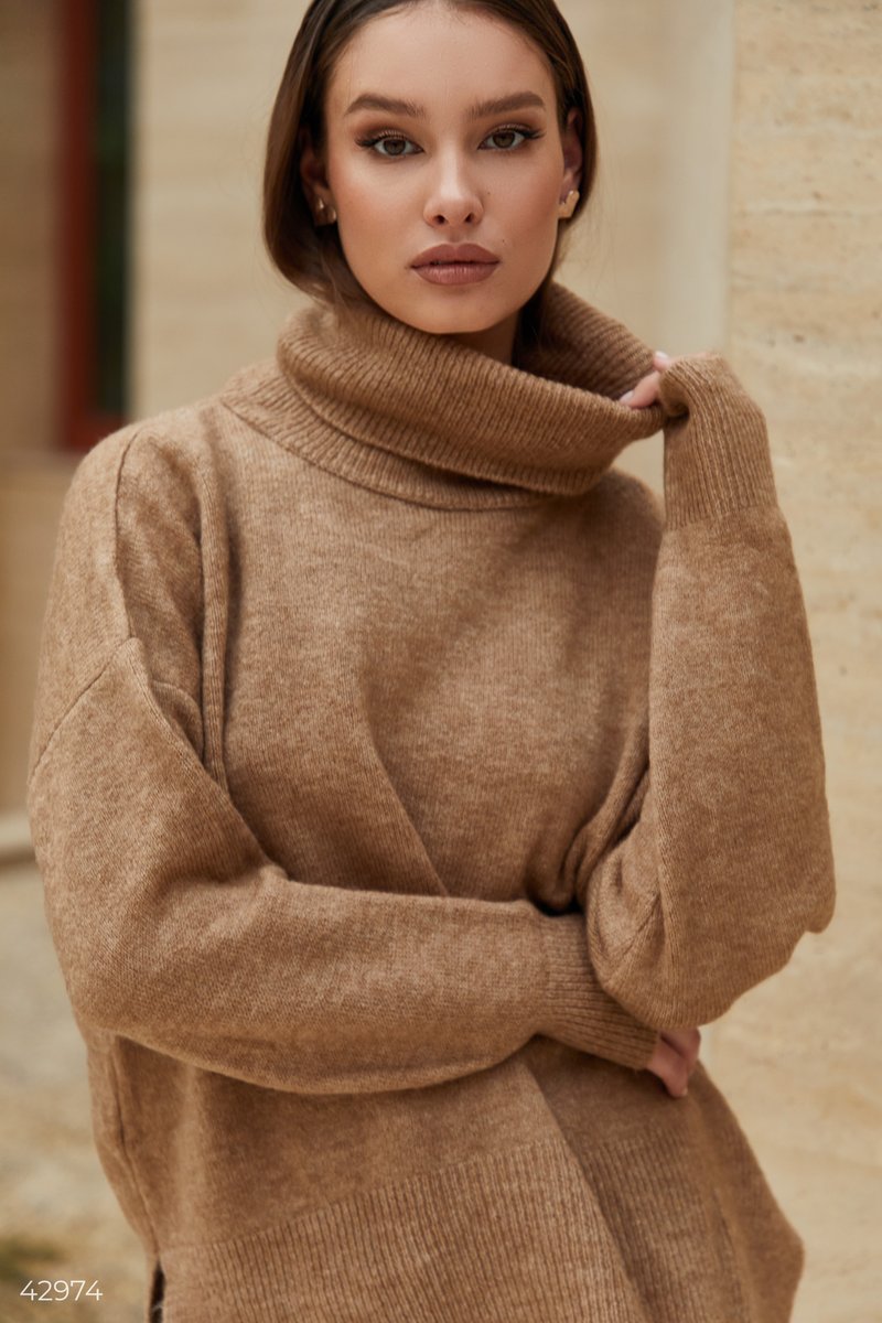 Wide collar sweater in camel shade