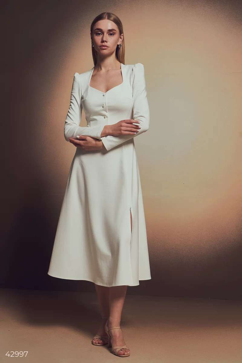Платье белое приталенного силуэта фотография 1