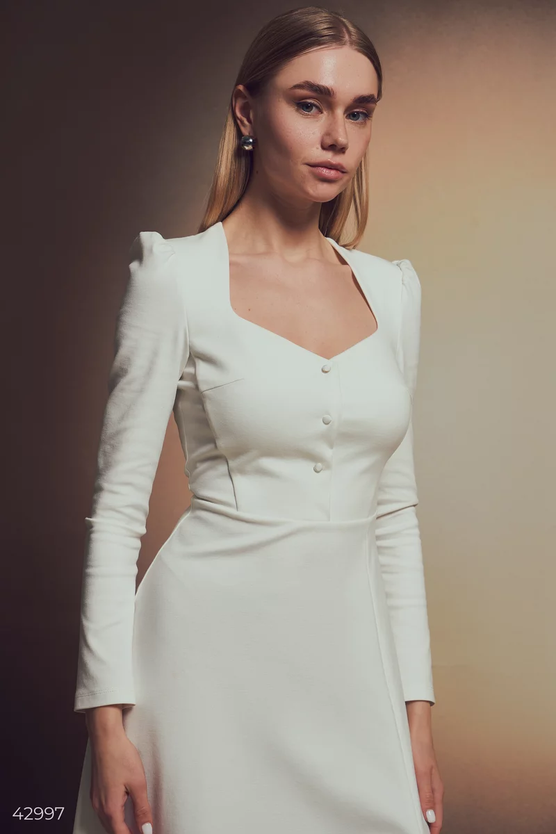 Сукня біла приталеного силуету фотографія 2