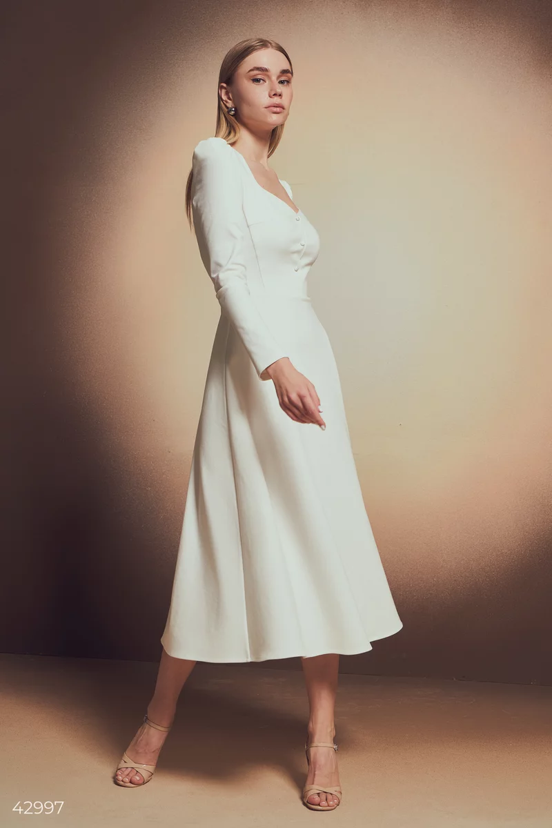 Платье белое приталенного силуэта фотография 3