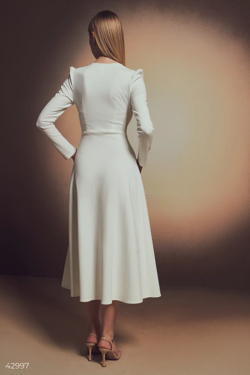 Платье белое приталенного силуэта фотография 5