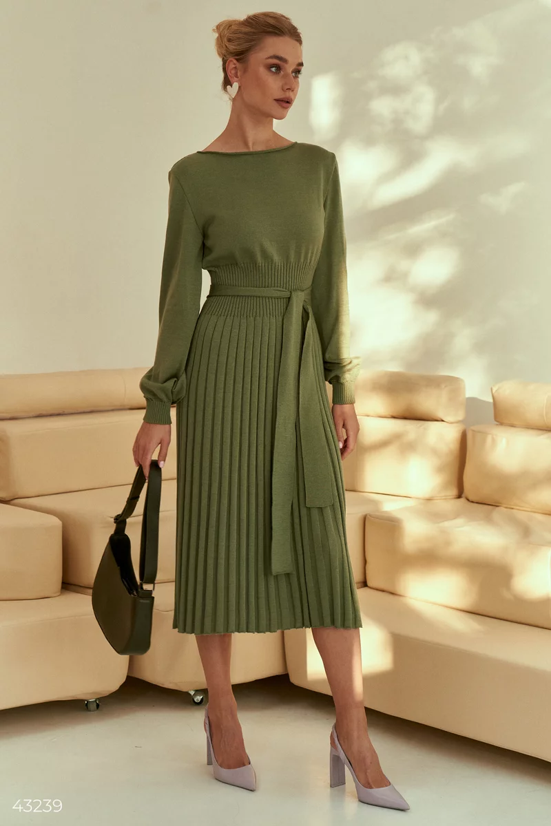 Green knitted midi dress with pleated bottom photo 1