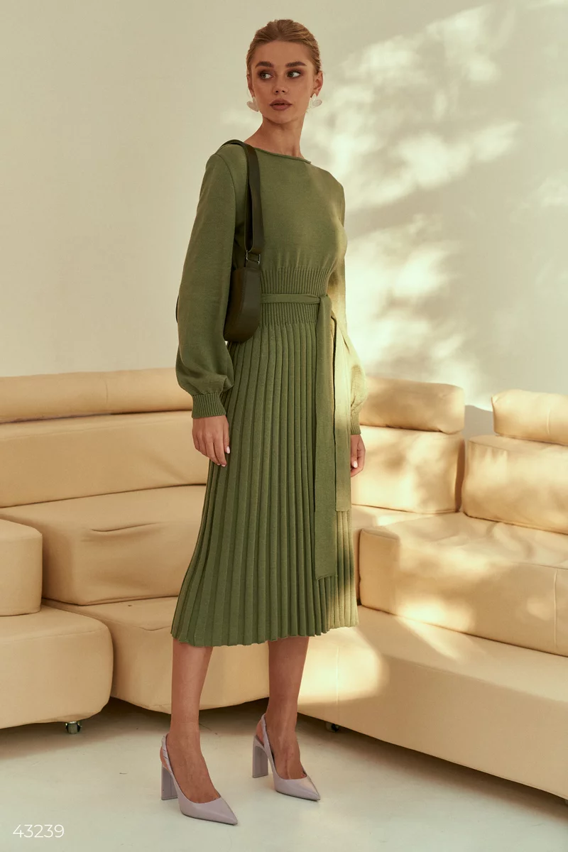 Зелена трикотажна сукня міді з плісованим низом фотографія 4