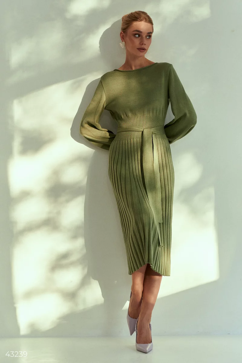 Зелена трикотажна сукня міді з плісованим низом фотографія 5