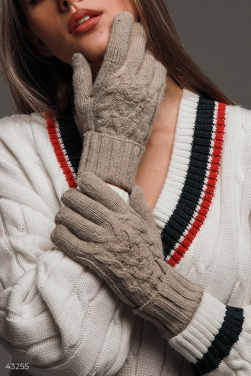 Warm knitted gloves photo 1