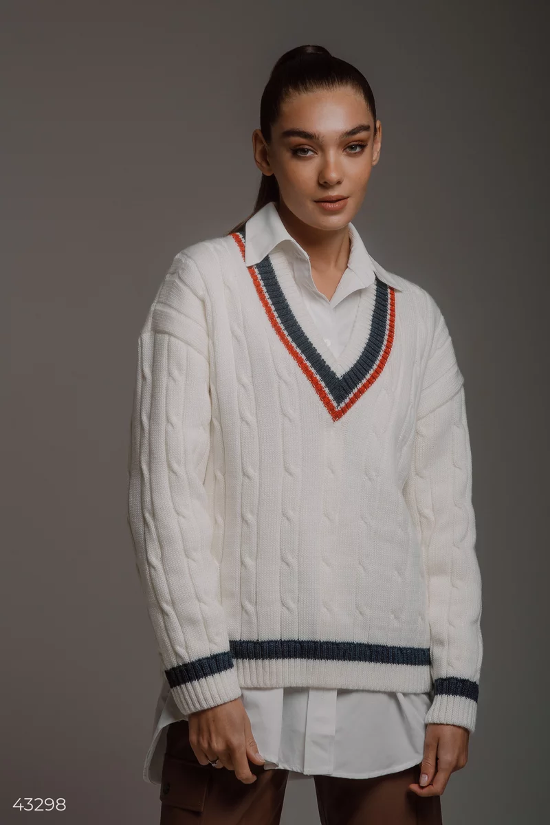 Молочний светр з V-подібним вирізом фотографія 1