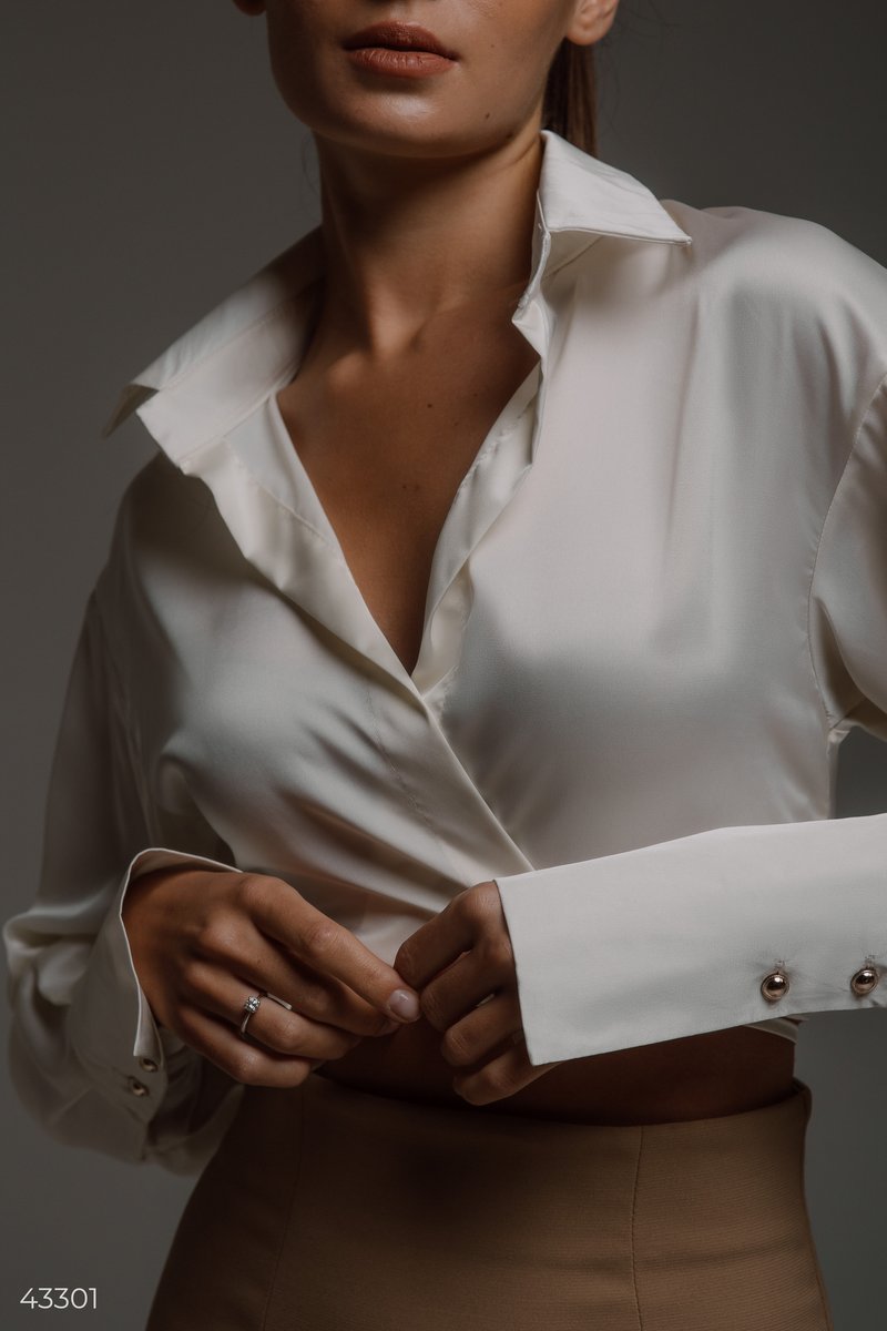 Cropped blouse in milky shade