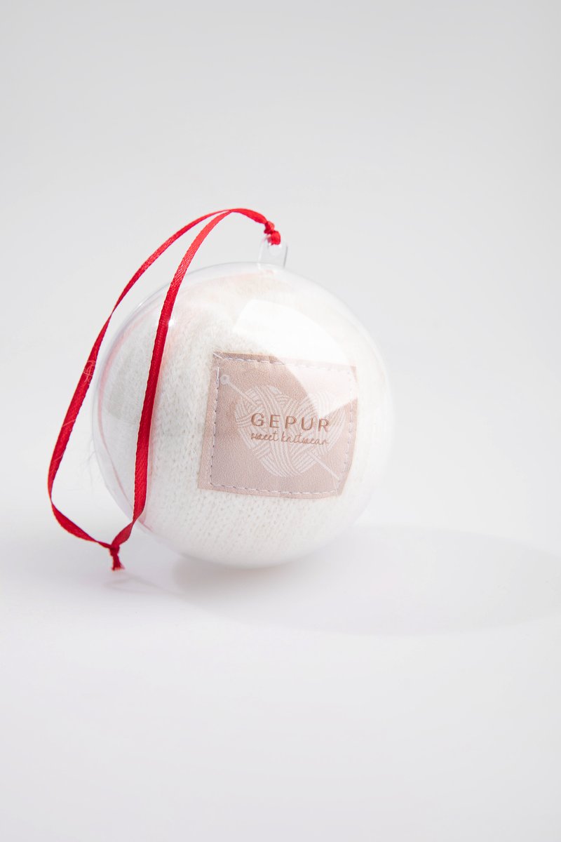 

Набір із білих вовняних рукавичок у кулі