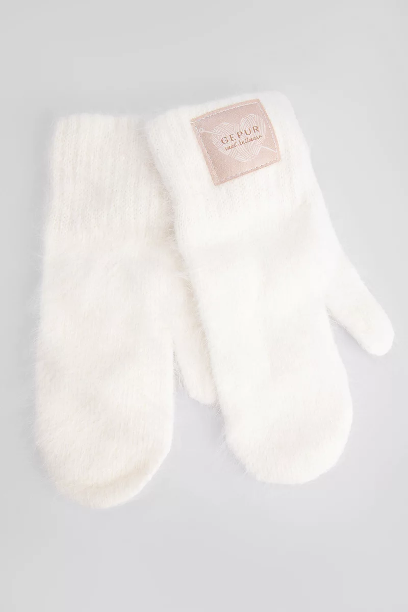 Набор из белых шерстяных перчаток в шаре фотография 2