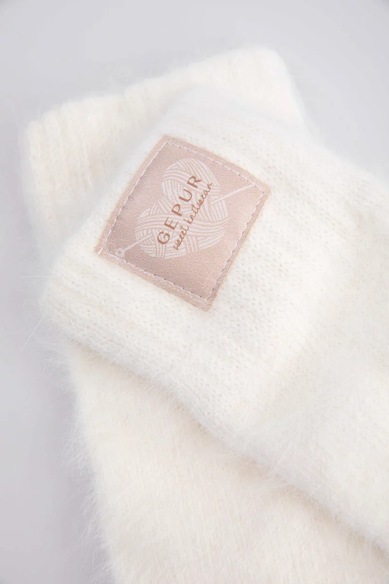 Набор из белых шерстяных перчаток в шаре фотография 3