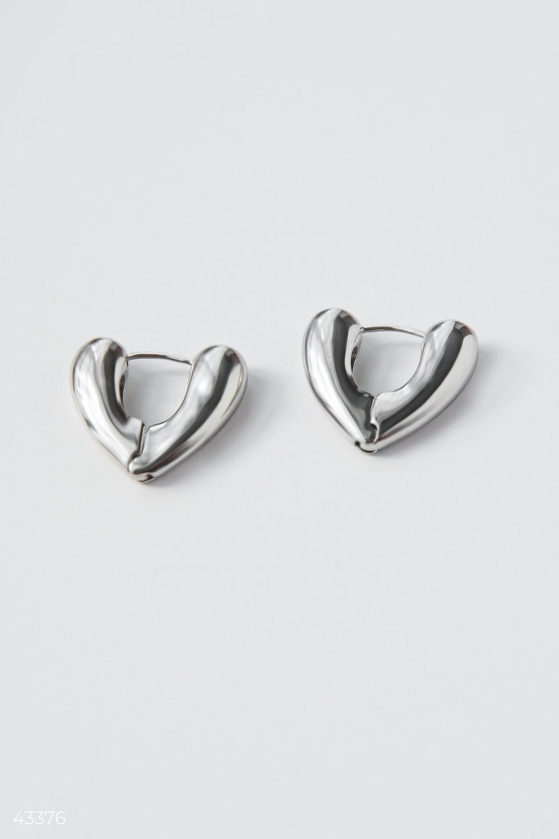 Серебристые серьги в форме сердца фотография 1