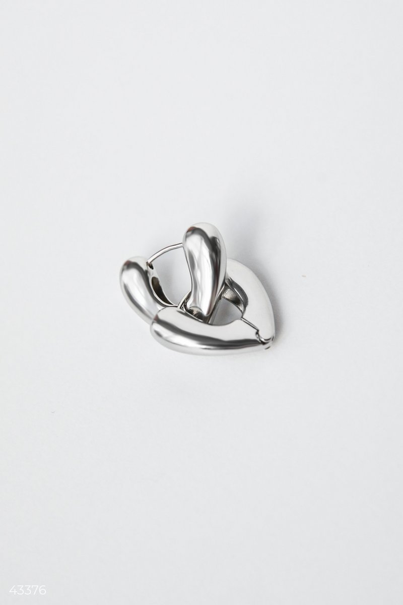 Серебристые серьги в форме сердца фотография 2