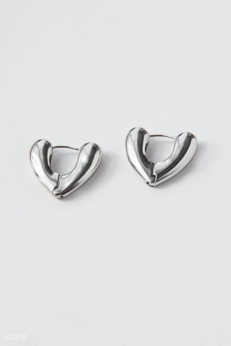 Серебристые серьги в форме сердца фотография 1