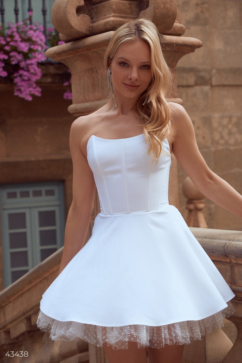 Біла сукня з пишною спідницею фотографія 5