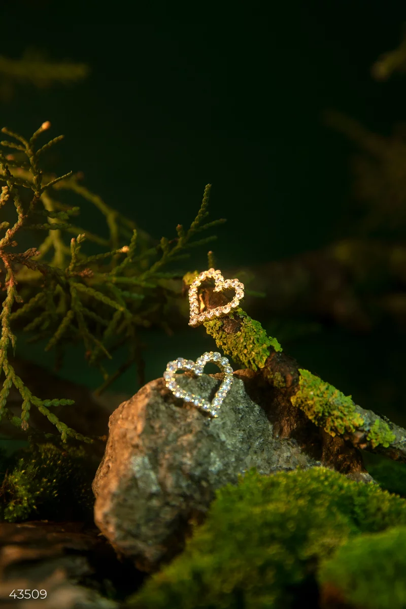 Золотистые серьги в форме сердца фотография 1