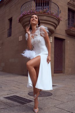 Белое платье с перьями фотография 2
