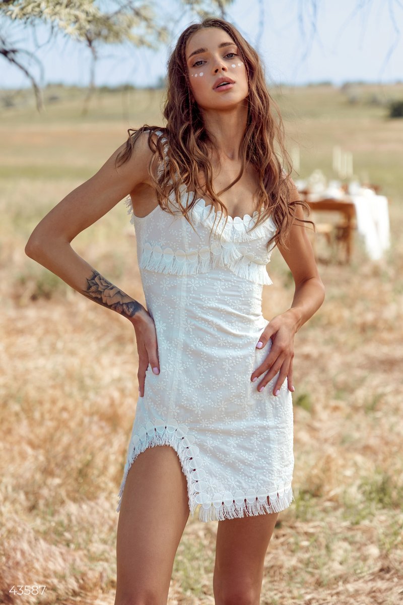 

Молочное платье мини с кружевом